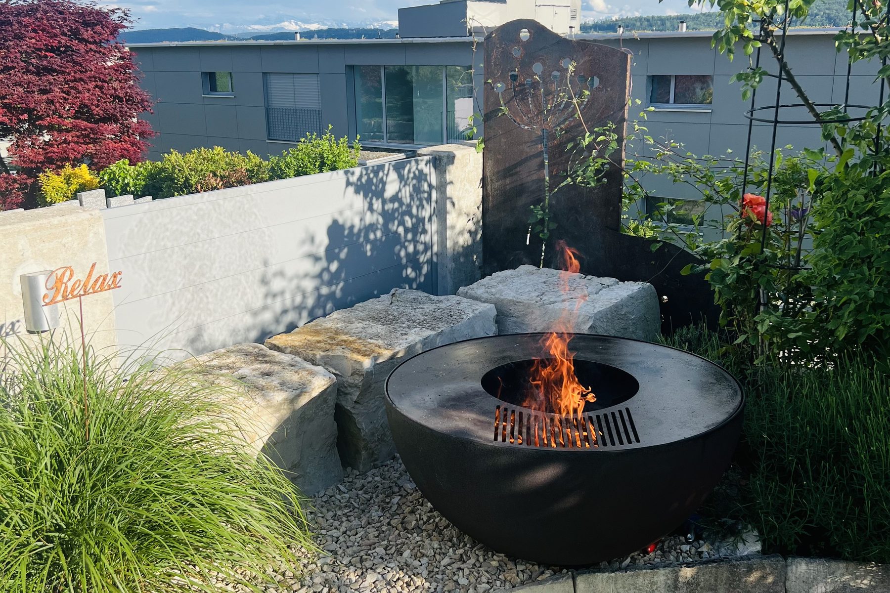 Feuerstelle und Relaxbereich