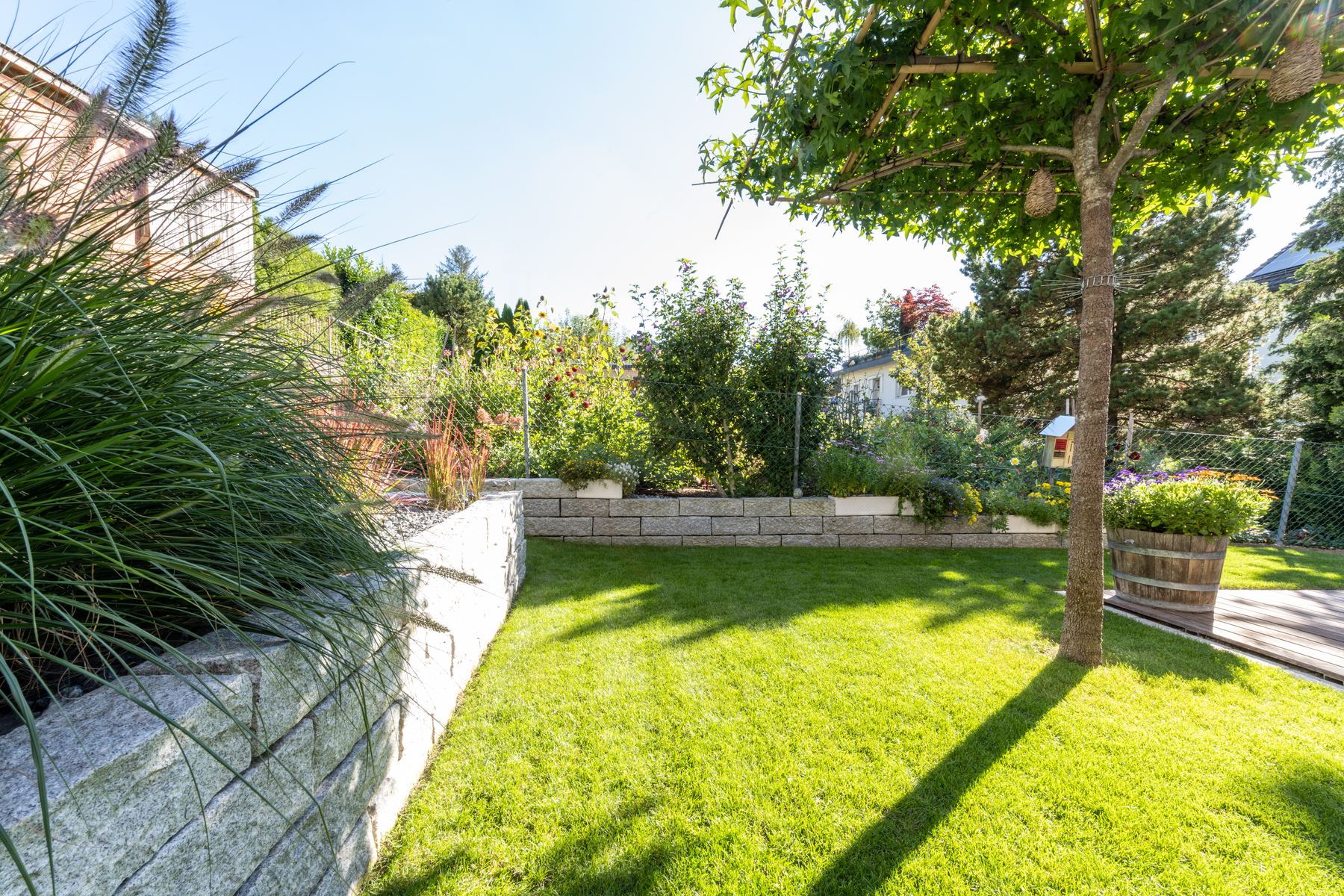 Garten mit geschütztem Sitzplatz