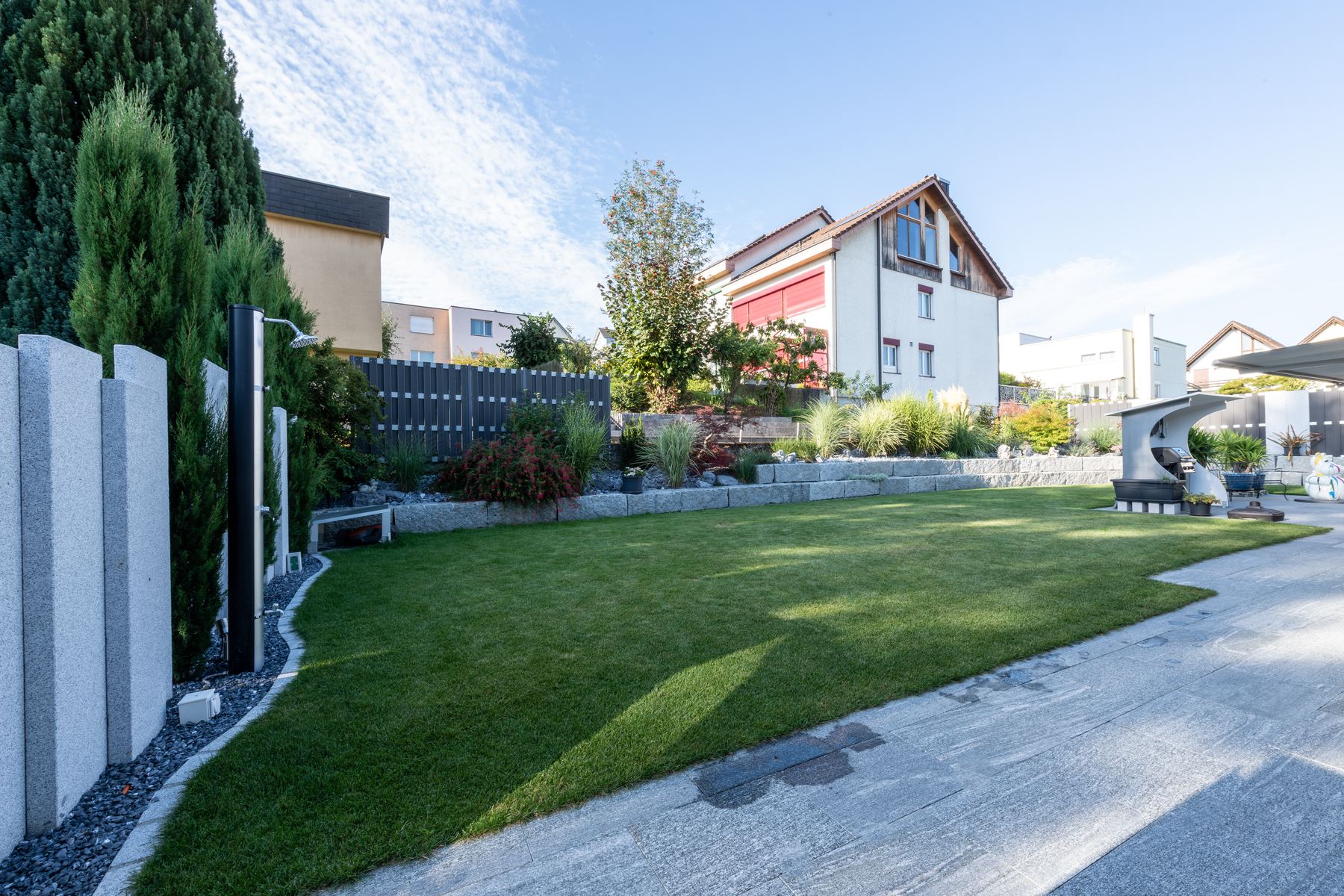 Grüne Gartenanlage mit klaren Linien
