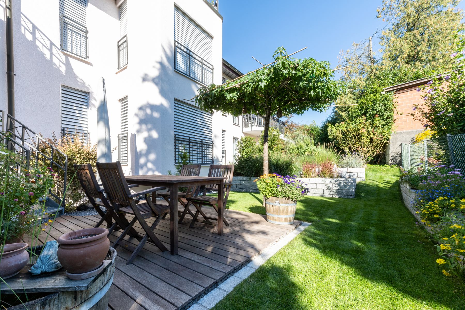 Sitzplatz zwischen Haus und Garten