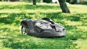 Rasenroboter auf gepflegtem Rasen