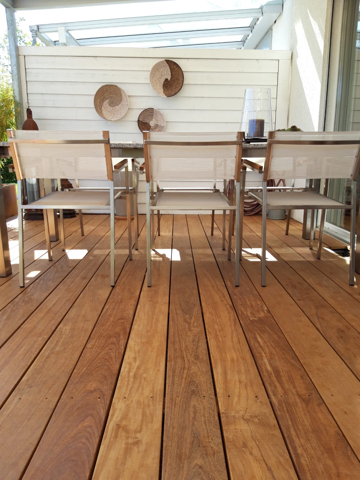 Neu gestalteter Sitzplatz mit Holzdeck und Bepflanzung