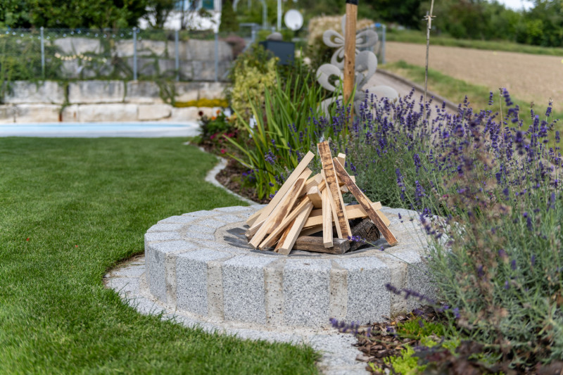 Feuerstelle und Gartenpool