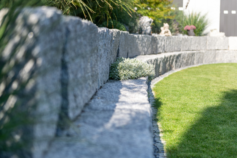 Natursteinmauer mit Rasen